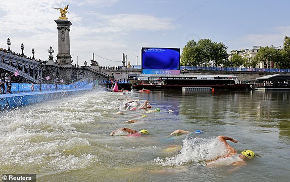 General view after the race start in the men's individual triathlon.