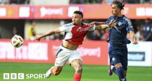 Arsenal v Man Utd: Gunners come from behind as United suffer double injury blow