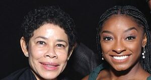 Simone Biles’ mom brutally trolls Snoop Dogg during awkward Olympics interview
