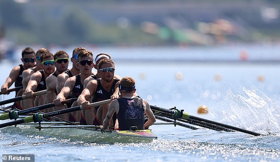 Paris 2024 Olympics - Rowing - Men's Eight Heats - Vaires-sur-Marne Nautical Stadium - Flatwater, Vaires-sur-Marne, France - July 29, 2024. Sholto Carnegie of Britain, Rory Gibbs of Britain, Morgan Bolding of Britain, Jacob Dawson of Britain, Charles Elwes of Britain, Tom Digby of Britain, James Rudkin of Britain, Tom Ford of Britain and Harry Brightmore of Britain in action. REUTERS/Molly Darlington