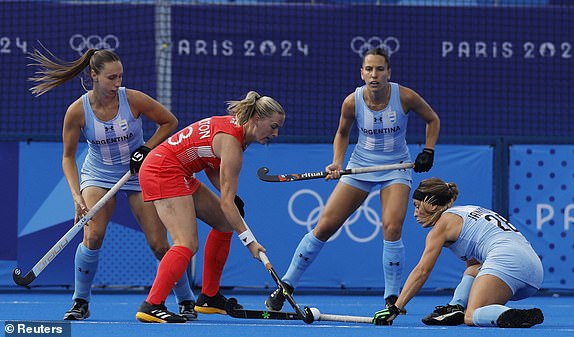 Paris 2024 Olympics - Hockey - Women's Pool B - Great Britain vs Argentina - Yves-du-Manoir Stadium, Colombes, France - August 03, 2024. Sophie Hamilton of Britain in action with Julieta Jankunas of Argentina. REUTERS/Anushree Fadnavis