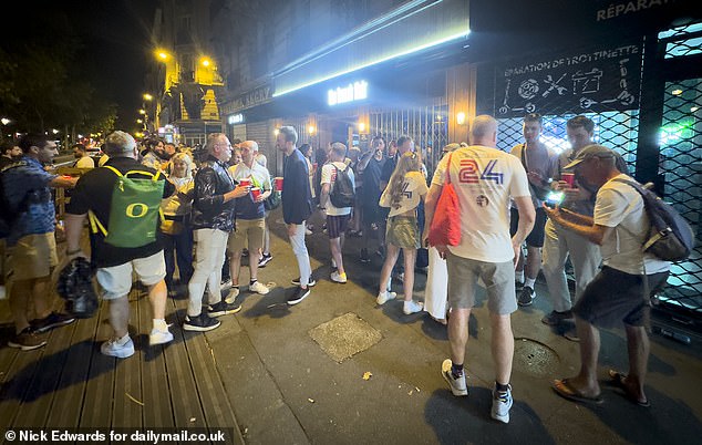 She met friends at the Flare bar in Paris' Pigale district, which is home to the Moulin Rouge