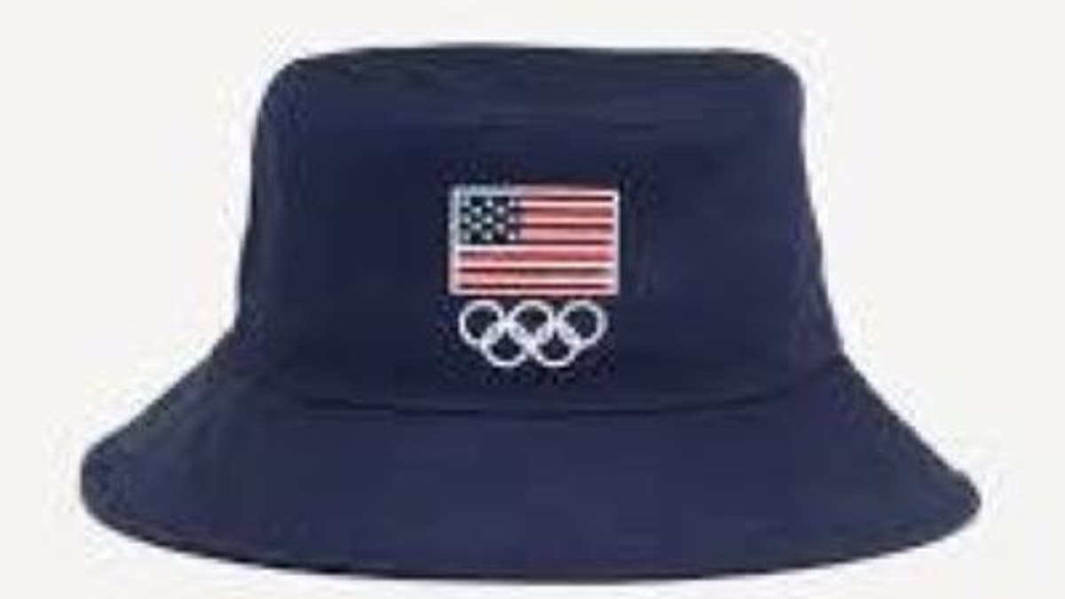 Ideal for summer outings, this bucket hat is a must.