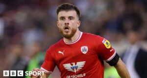 Nicky Cadden: Hibs sign free agent winger on three-year deal