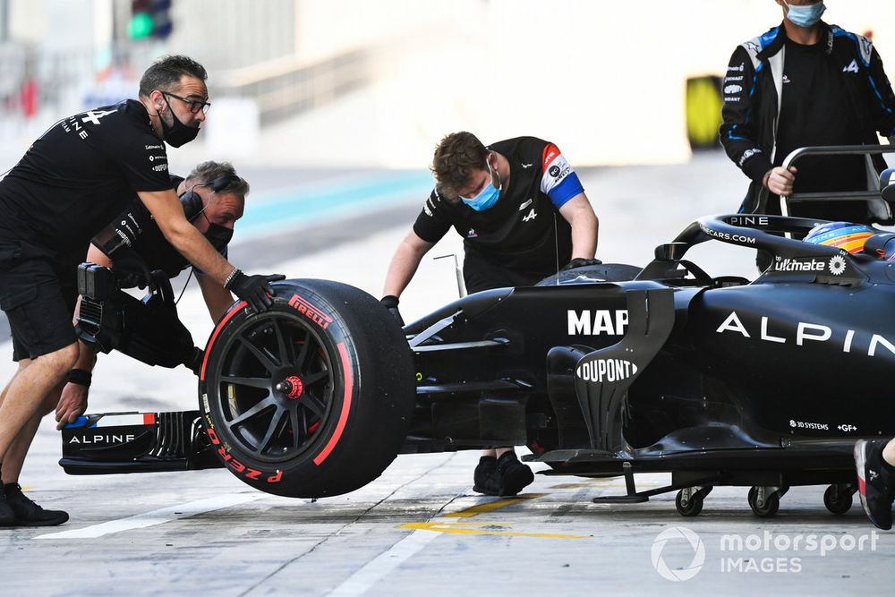 Pirelli tyre on the car of Fernando Alonso, Alpine/Renault RS18 Mule